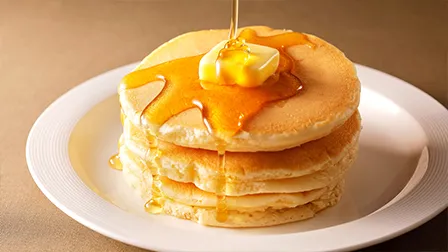 はちみつとバターをかけたパンケーキ